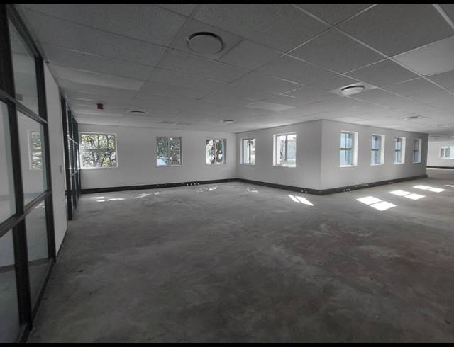 1,013M² OFFICE TO LET IN BRYANSTON